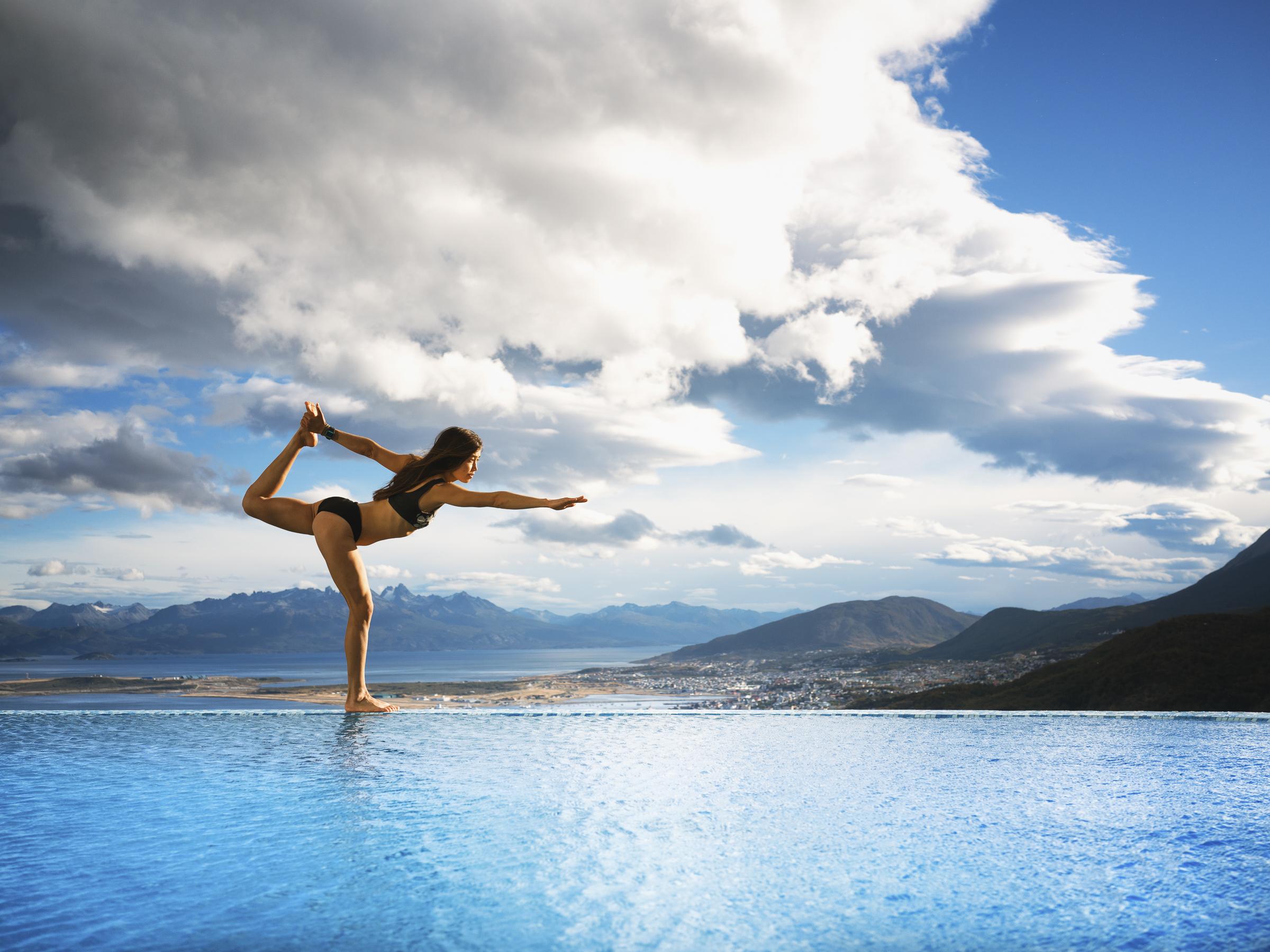 Arakur Ushuaia Resort & Spa Ngoại thất bức ảnh A woman practicing yoga